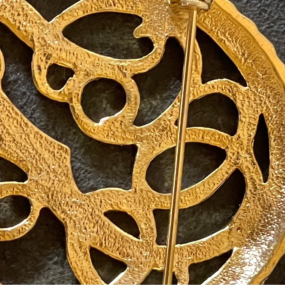 Vintage gold tone, swirl, pin. Beautiful scroll trim.